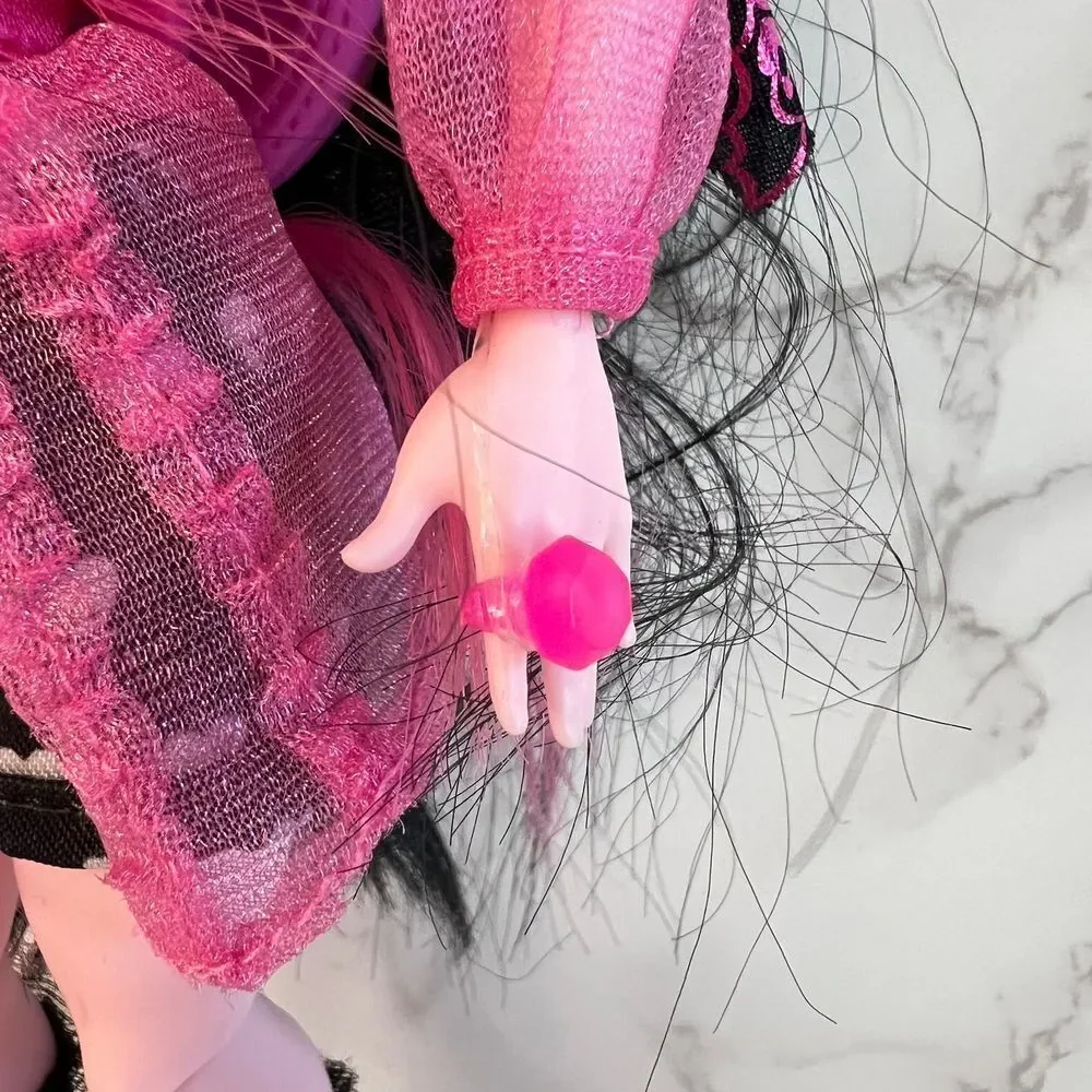 Monster High‎ G3 Draculaura Wave 1 Doll w/ Cape, Backpack, Shoes, Ring, & More